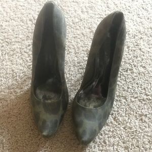 Giani Bini olive green leopard print pumps